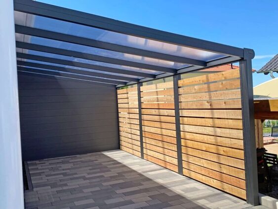 Pultdachcarport V450 Anthrazit Wandgebunden Polycarbonat Seitenwand Nut Und Feder Paneelen Sibirische Laerche